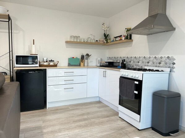 Geladeira, micro-ondas, fogão, cooktop