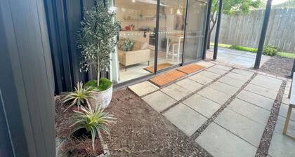 Cosy PepperTree Studio in Rockingham with AC, WiFi