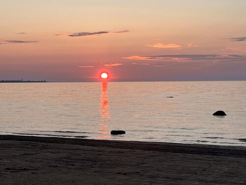 2 Bed Apartment-300m to the private beach, 25 minutes to the Blue Mountain