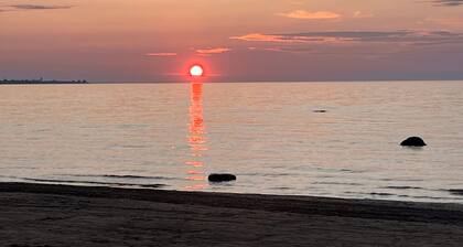 2 Bed Apartment-300m to the private beach, 25 minutes to the Blue Mountain