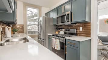 Geladeira, micro-ondas, fogão, cooktop