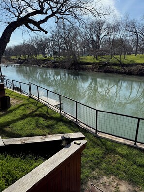 Property grounds - Dog Friendly Charming 4-bedroom house with AC and WiFi in superb Seguin (Seguin)