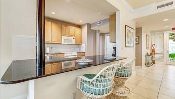 Een koelkast, een magnetron, een oven, een kookplaat