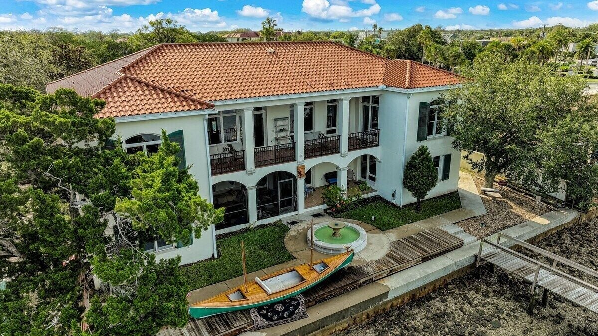 Photo 7 of LIONS VIEW | Waterfront | 5-min walk to Downtown
