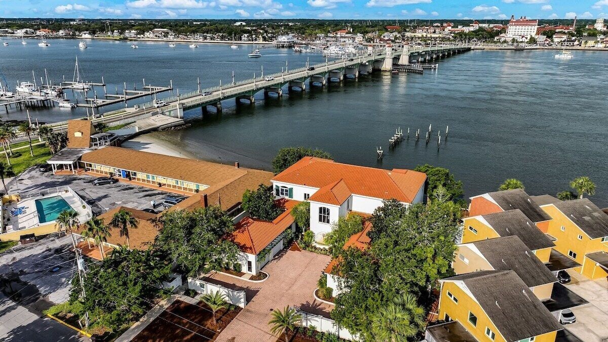 LIONS VIEW | Waterfront | 5-min walk to Downtown