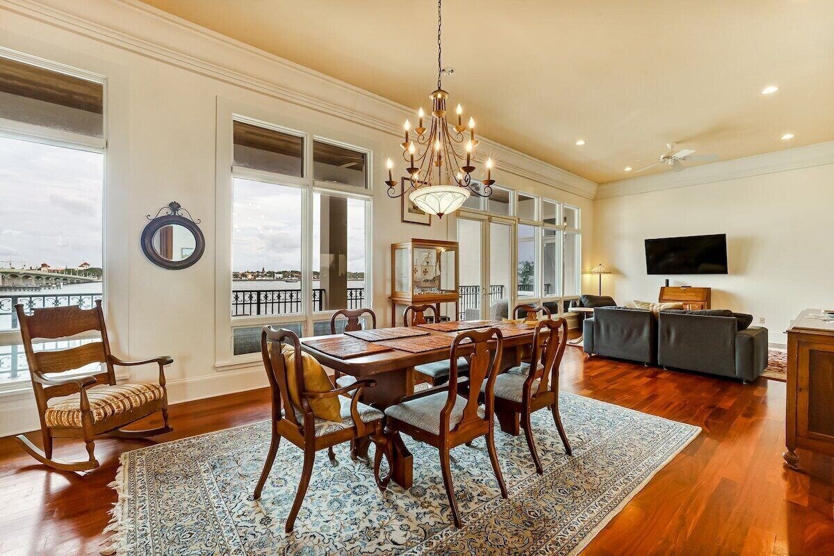 Photo 3 of LIONS VIEW | Waterfront | 5-min walk to Downtown