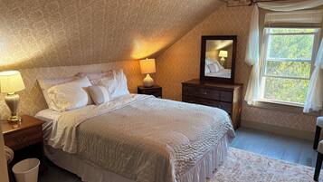 3 bedrooms, desk, iron/ironing board, free WiFi