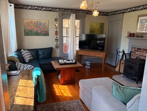 Smart TV - Cozy getaway: farmhouse with wood stove & jacuzzi tub (Oakland)