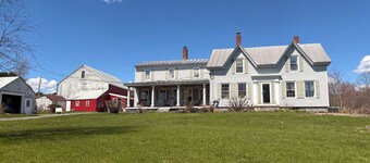 Pool, fire pit & minutes to Messalonskee Lake!