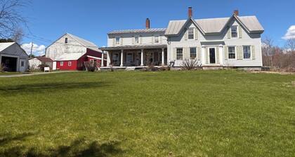 Pool, fire pit & minutes to Messalonskee Lake!
