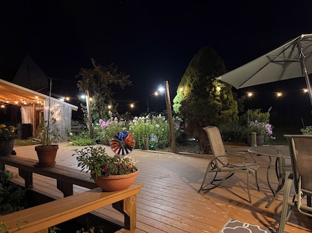 Outdoor dining. Peaceful retreat on farm minutes to lake. Bring kayak or canoe!