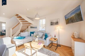 Unclassified image, 4 of 44, button