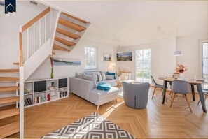 Téléviseur, table de ping-pong