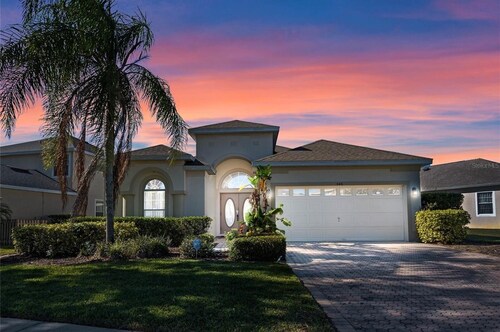 4BD beautiful home minutes from Disney Universal Swimming Pool Jacuzzy Highlands Golf