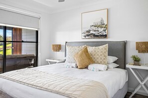 6 عدّة غرف نوم ومكواة/لوح كي وواي فاي وملاءات أسرّة