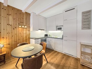 Fridge, oven, dishwasher, coffee/tea maker