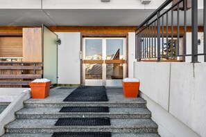 Una escalera que lleva a una puerta con vista a las montañas.