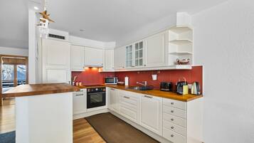 Een koelkast, een magnetron, een oven, een vaatwasser