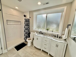 Douche, serviettes fournies, savon, papier toilette