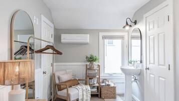 Secador de pelo, toallas, jabón, shampoo