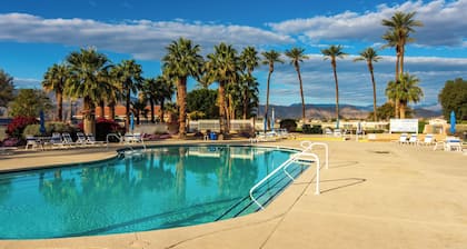 mid-century style Getaway in Gated Golf Resort-Near Coachella and Polo Ground