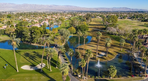 mid-century style Getaway in Gated Golf Resort-Near Coachella and Polo Ground