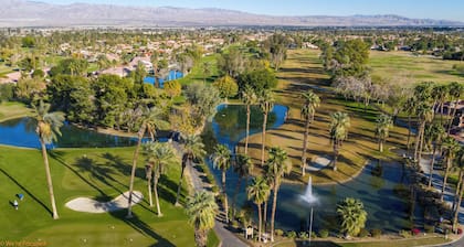 mid-century style Getaway in Gated Golf Resort-Near Coachella and Polo Ground
