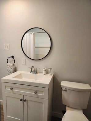 Haartrockner, Handtücher, Seife, Toilettenpapier