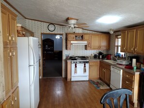 Jääkaappi, mikroaaltouuni, uuni, liesi