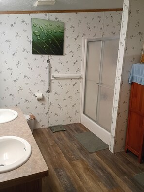 A bathroom with two sinks, a toilet, a shower with a glass door, and a towel rack. - Enchanting cabin with WiFi in Tabiona - 3 bedrooms (Tabiona)