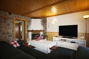 TV, lareira, aparelho de som