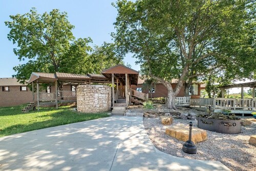 Spacious 7-bedroom house with WiFi and game room in charming Meriden.