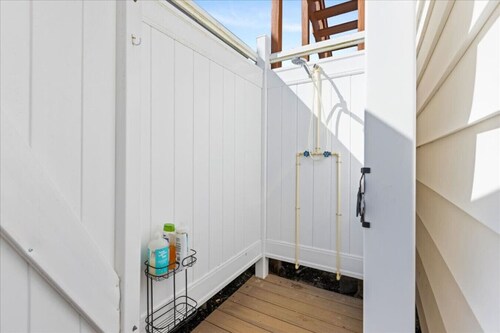 4BR Home w/ Rooftop Deck - 3 Block to Beach