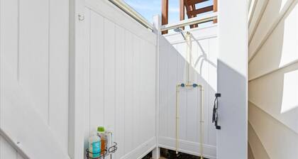 4BR Home w/ Rooftop Deck - 3 Block to Beach