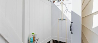 4BR Home w/ Rooftop Deck - 3 Block to Beach