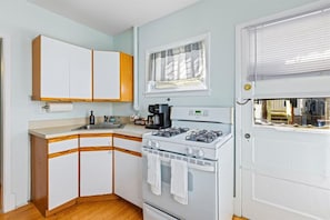 Fridge, microwave, oven, stovetop - 4BR Home w/ Rooftop Deck - 3 Block to Beach (Ventnor City)