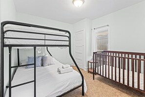 4 bedrooms, desk, iron/ironing board, free WiFi - 4BR Home w/ Rooftop Deck - 3 Block to Beach (Ventnor City)