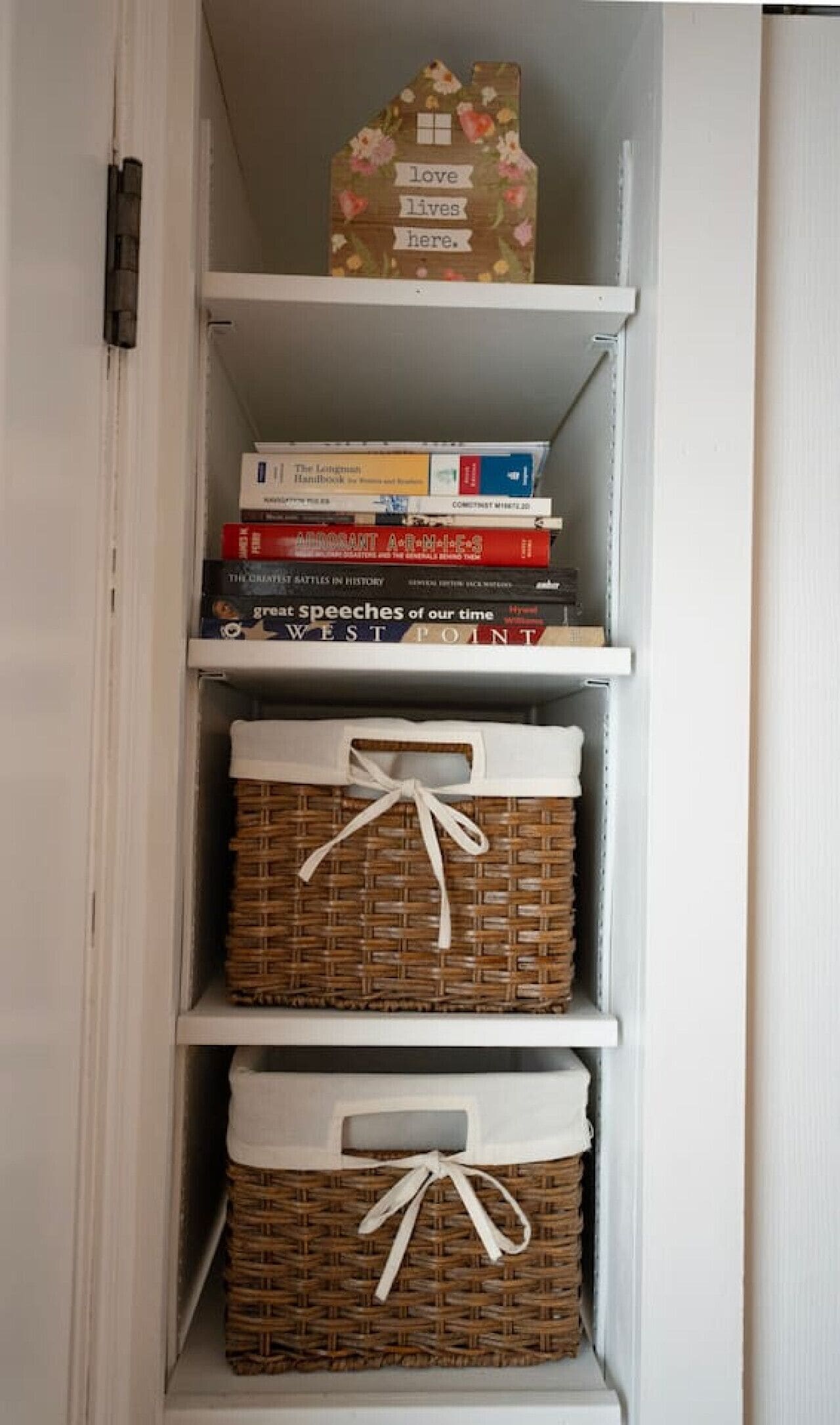 Una estantería con libros y cestas tejidas.