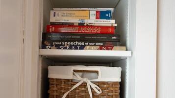 Una estantería con libros y cestas tejidas.