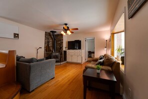 Een televisie en een open haard