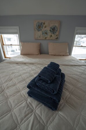 5 bedrooms, desk, WiFi, bed sheets