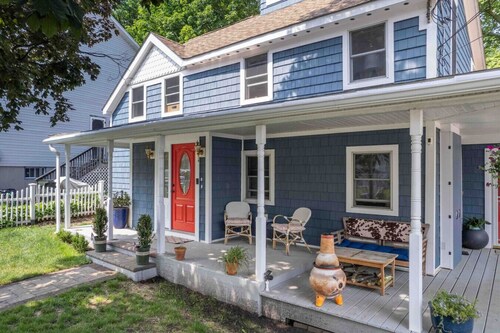 House on the Babbling Brook- Quiet 2BR + King Bed!