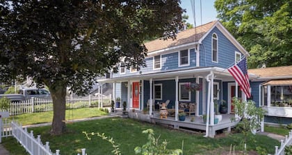 House on the Babbling Brook- Quiet 2BR + King Bed!
