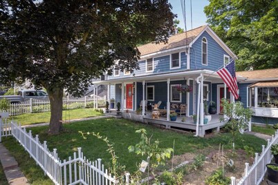 House on the Babbling Brook- Quiet 2BR + King Bed!