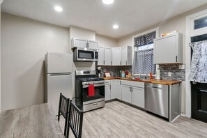 Kjøleskap og oppvaskmaskin