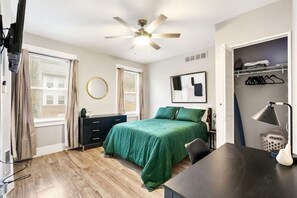 4 bedrooms, desk, WiFi