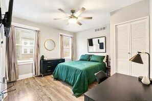 4 bedrooms, desk, WiFi