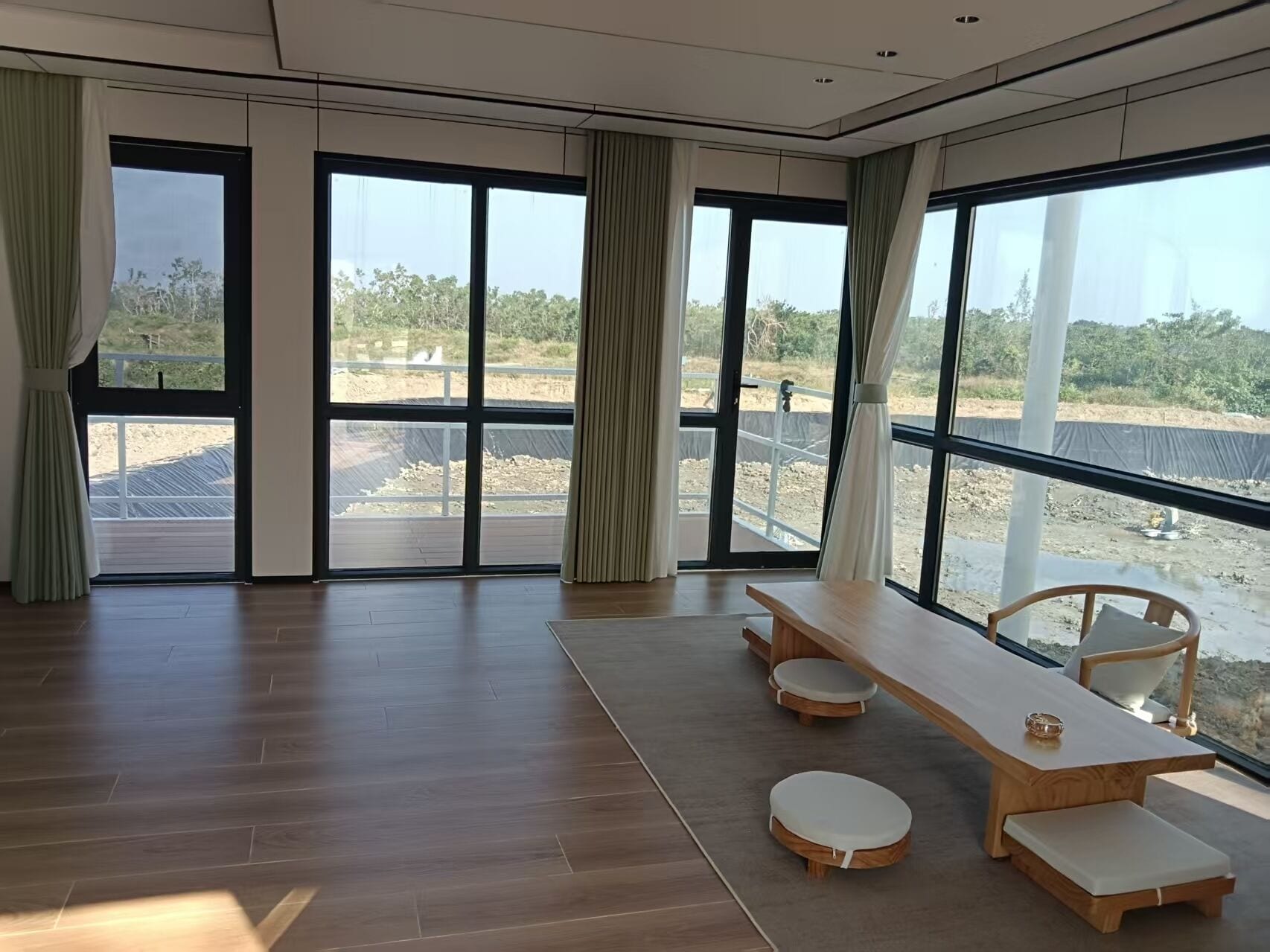 시그니처 텐트, 바다 전망 | 거실 공간