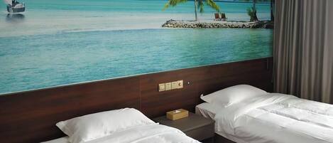 Habitación básica con 2 camas individuales, vistas al mar | 1 dormitorio y wifi gratis