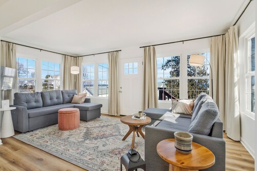 Kick back and enjoy the Chesapeake & this 3-bedroom, relaxing, stylish space.